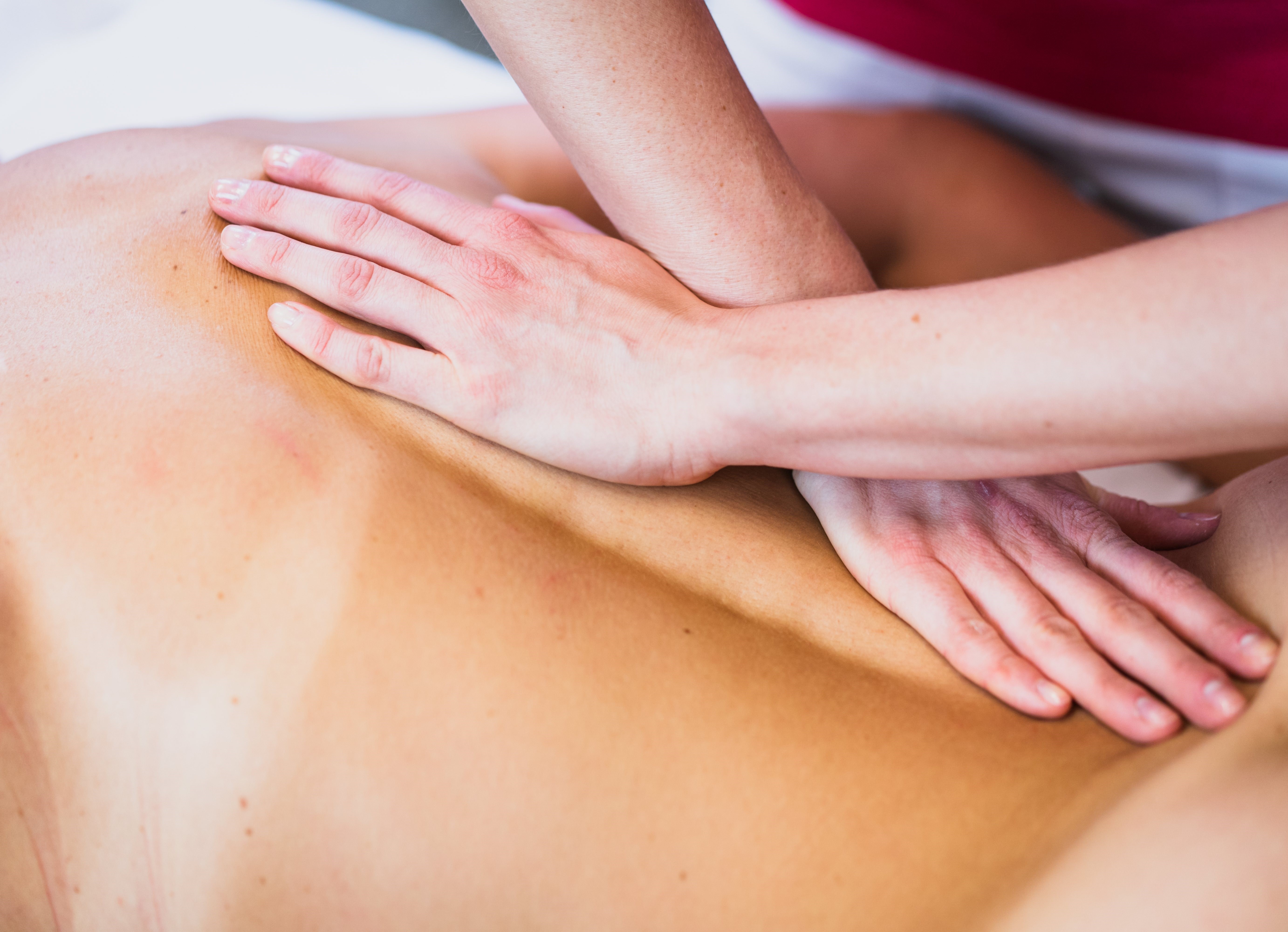 masáž paravertebrálních svalů
